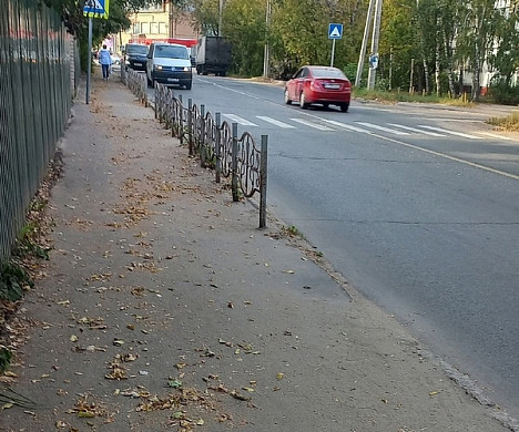 В Иванове дорога в детский сад № 109 пролегает между оврагом и потоком машин