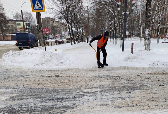 В ночь на 5 декабря последствия снегопада убирала вся городская дорожная техника