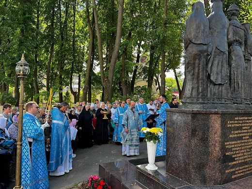 В Иванове освятили памятник Царственным страстотерпцам