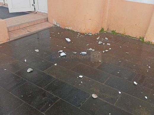 У Дома Профсоюзов в Иванове продолжает рушиться фасад