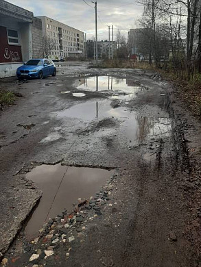 Жители дома на ул. Новосельской не могут пройти к подъезду