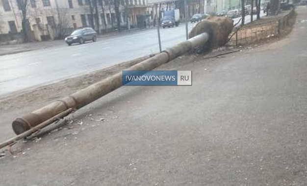 На проспекте Ленина в Иванове вот уже полгода валяется огромный столб