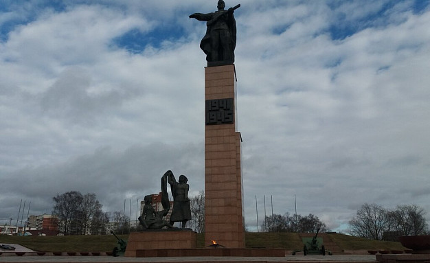 С мемориала Героям фронта и тыла в Иванове убрали триколоры