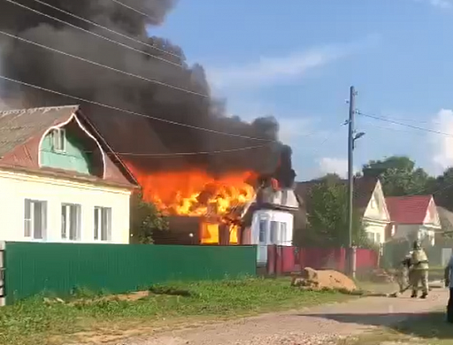  Появилось ВИДЕО пожара в жилом доме в Вичуге 