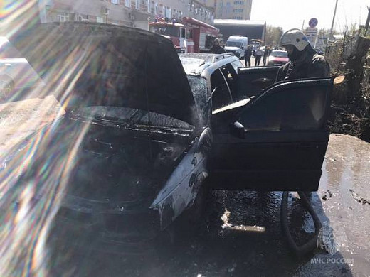 В Иванове у областного ГИБДД загорелся автомобиль 