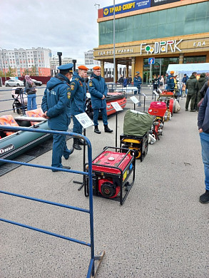 У ТЦ «Ясень» в Иванове развернули лагерь с техникой МЧС и полевой кухней