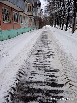  В Иванове рабочие с раннего утра расчищали остановки и тротуары 