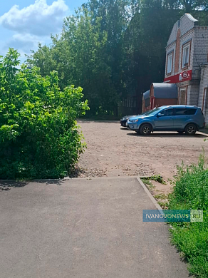 В Иванове велосипедистка упала с резко оборвавшегося тротуара и порвала колено