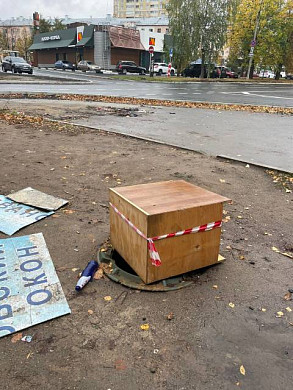 Вместо крышки люк прикрывает тумбочка
