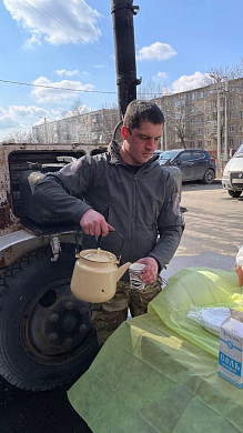 Жителя Московского микрорайона поздравили с днем рождения во время субботника
