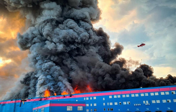 В Подмосковье горит крупный склад Ozon 