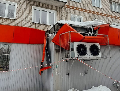 Обрушенный под тяжестью снега фасад магазина в Родниках восстановят в мае
