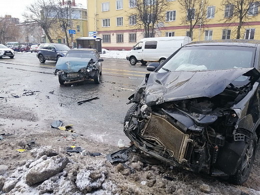 В Иванове автобус попал в ДТП на мосту: четверо пострадавших