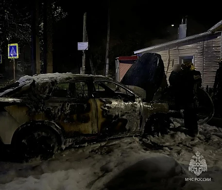 В Иванове ночью тушили автомобиль