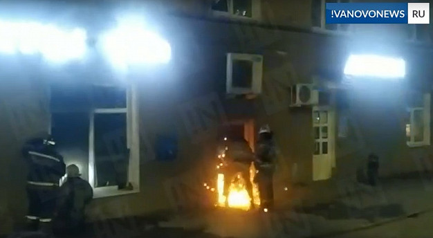 Чтобы попасть в горящий магазин, ивановским пожарным пришлось вырезать дверь