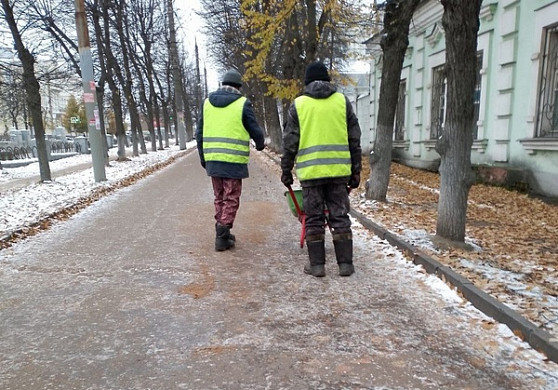  В Иванове бригады вышли на посыпку тротуаров 