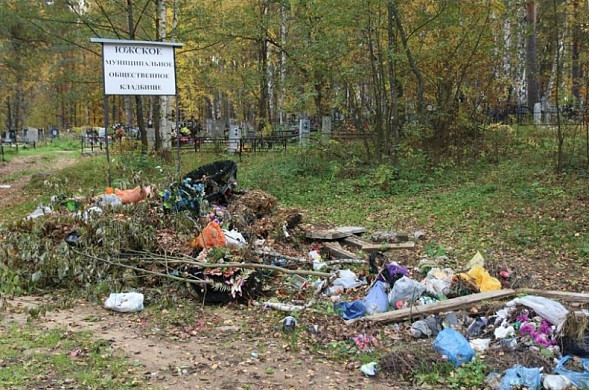  В Ивановской области кладбище покрылось слоем мусора 