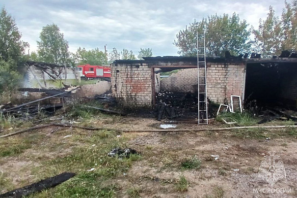 Гаражи и нежилой дом сгорели в Ивановской области