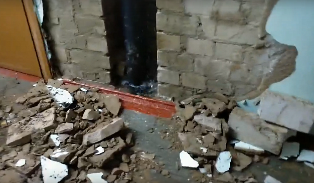  В Фурманове людям пришлось вручную отгонять воду из затопленного подъезда 