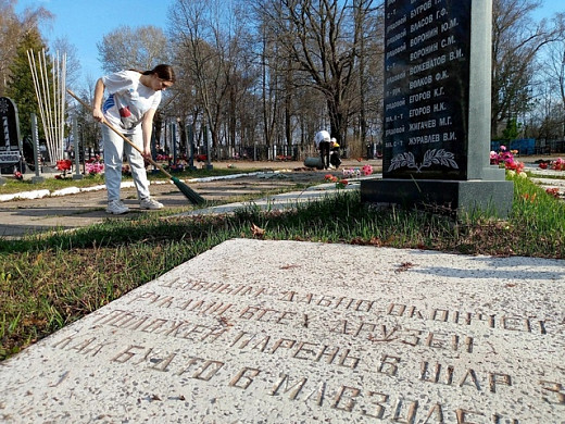 На Троицком кладбище в Шуе привели в порядок территорию у мемориала павшим воинам