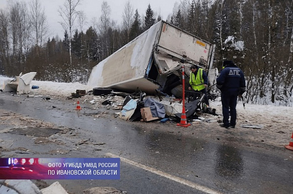  В лобовом столкновении грузовиков у Синей Осоки пострадали три человека 