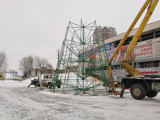 В Иванове начали устанавливать новогодние елки и украшать улицы города