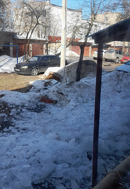  В Иванове рухнувшая с крыши наледь заблокировала вход в подъезд и оборвала провода 