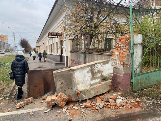 В Иванове обрушилась стена у областного суда