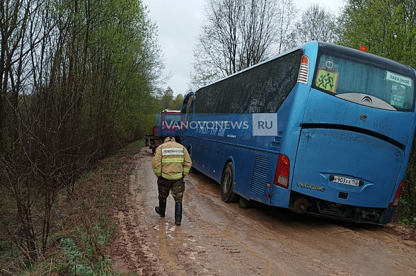 Застрявший в Ильинском районе автобус с паломниками вытаскивали при помощи трех единиц техники