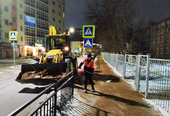  За ночь на ивановские тротуары высыпали в три раза больше песка, чем на дороги 