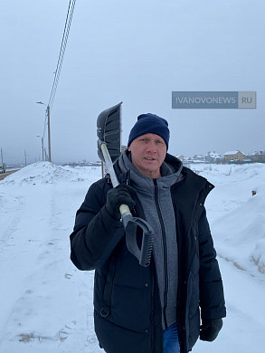  В Иванове коммунальщики завалили снегом памятник Герою Советского Союза 