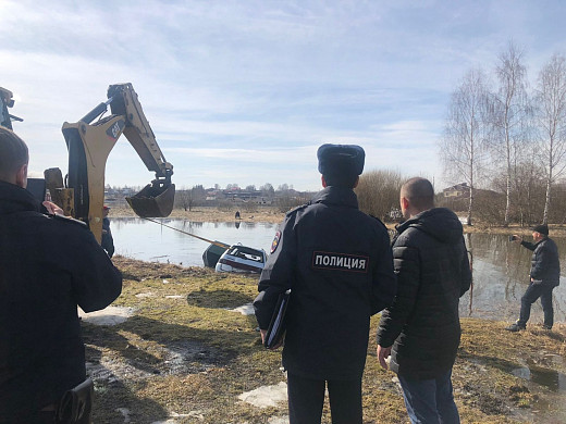 В Иванове угнанный автомобиль утонул в реке Уводь