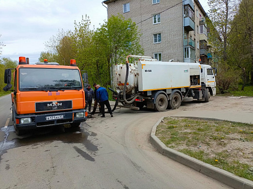 В Иванове чистят дождеприемники 