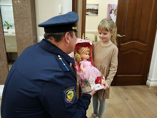  Ветеран СВО подарил куклу девочке, отдавшей накопления на гостинцы бойцам 