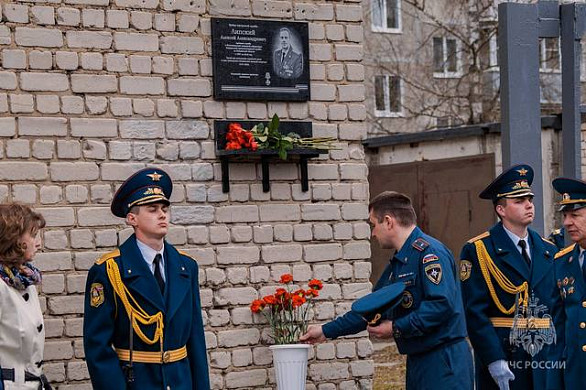 В Иванове открыли мемориальную доску погибшему на СВО майору МЧС Алексею Липскому
