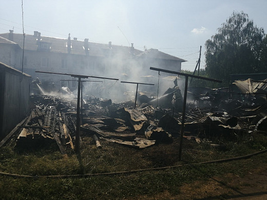 На пожаре у пожарной части пострадали пожарные
