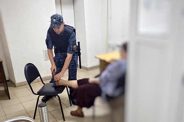  В Иванове судебный пристав помог упавшей на дороге женщине 