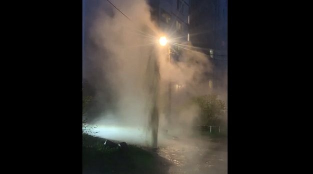 В Суховке из-под земли забил большой горячий гейзер
