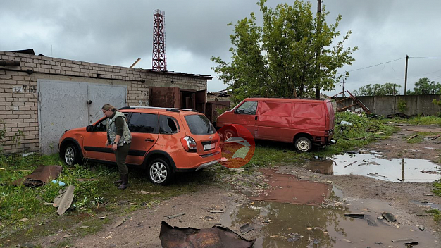 Мародеры орудуют в гаражном кооперативе, разрушенном после урагана 