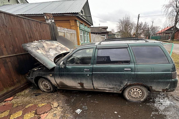 В Иванове у автомобиля «ВАЗ 2111» обнаружился пламенный мотор