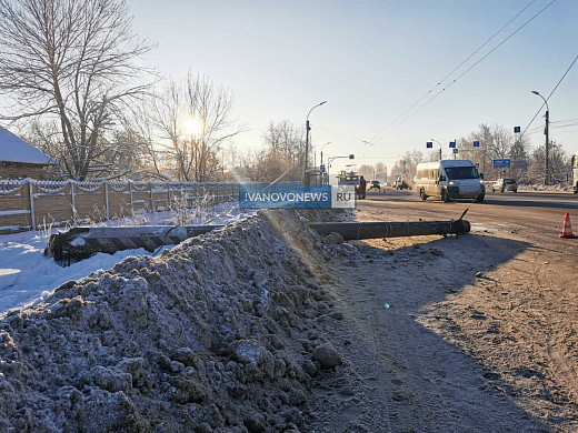  На улице Лежневской в Иванове упал еще один столб 