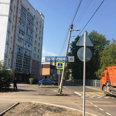 В Иванове накануне 1 сентября опасно накренился фонарный столб около школы