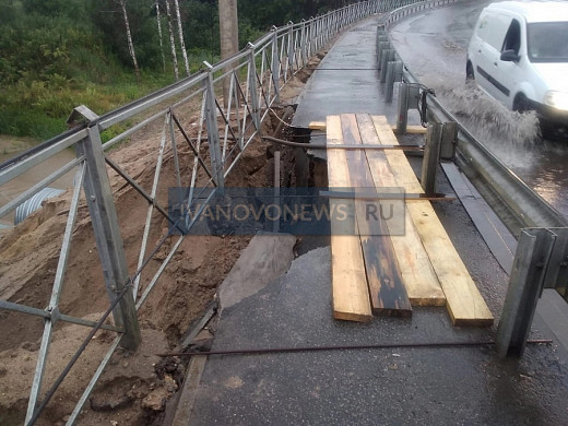 В Приволжском районе после дождей мост сползает в реку 