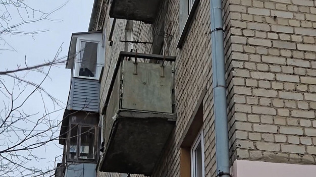 Ивановка трижды сбрасывала банковскую карту с балкона прохожим, чтобы те купили ей выпить