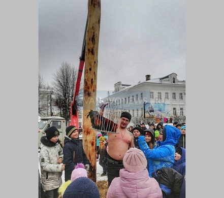  В Родниках супер-папа несколько лет подряд снимает с масленичного столба петуха 