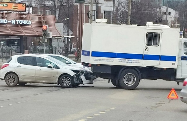 В Иванове полицейский автозак попал в ДТП