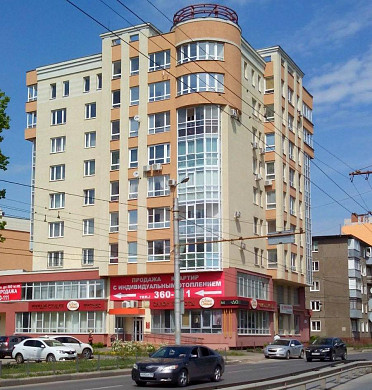 Во дворе на Лежневской много лет не высыхает огромная лужа