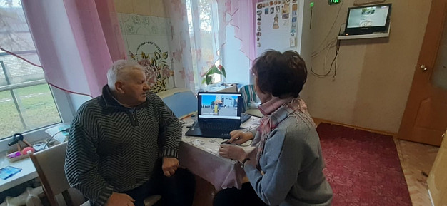 Заволжские соцработники проводят виртуальные экскурсии для пожилых подопечных