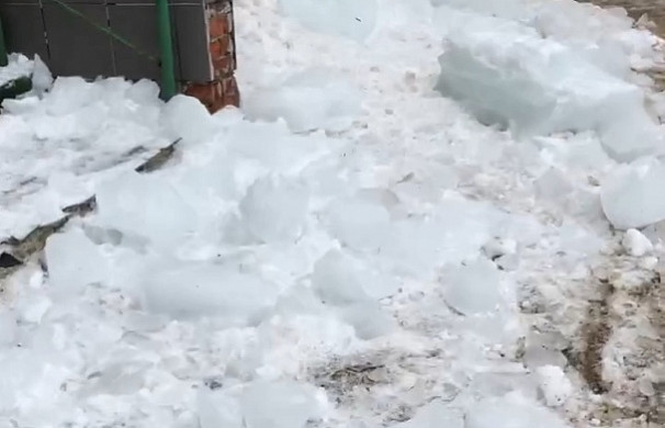 В Иванове с дома на тротуар рухнула огромная глыба льда 