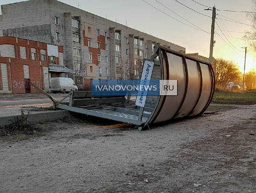 В Иванове сильный ветер снес остановку общественного транспорта